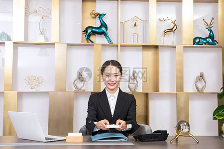 前臺(tái)服務(wù)人員遞名片 專業(yè)攝影服務(wù)的初次接觸